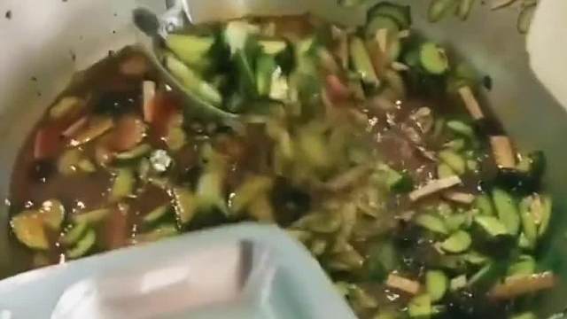 打饭遇到手抖阿姨，菜都快抖没了，只能自己来了