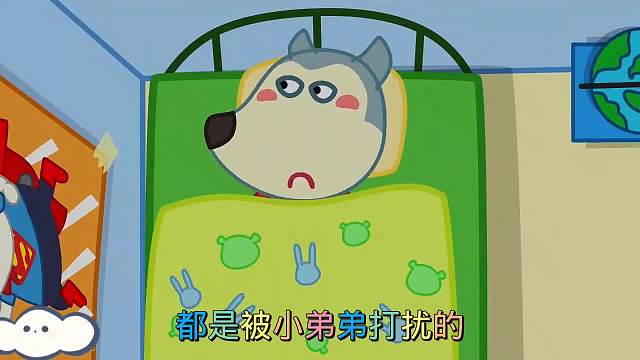 妹妹吃着零食看电视顽皮的弟弟又来了到处捣乱可把妹妹急坏了