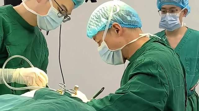 网友：做手术中途醒了说好疼啊，然后整个手术室都安静了#万万没想到#一定要看到最后
