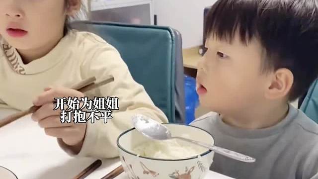 原来一碗水真的可端平，要让孩子在温馨有爱的氛围里成长#二胎家庭 #暖心 #手心手背都是肉 #记录这一刻 #一起长大一起玩耍