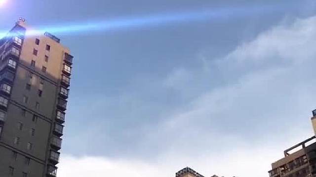 小区上空惊现外星飞船