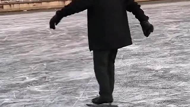 冰面上跳舞，大爷不愧是大爷#搞笑配音#每日一笑#一定要看到最后