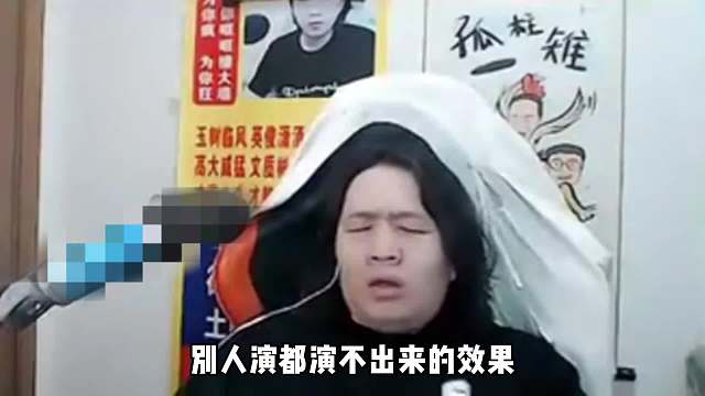直播天才吕德华遇奇葩队友摆烂明演，一言不合直接献唱大眼睛！