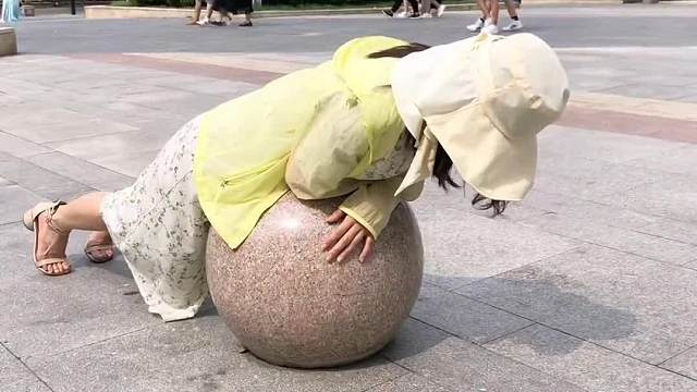 暴晒一天的石墩子有妙用，比喝热水管用#搞笑配音#每日一笑#一定要看到最后