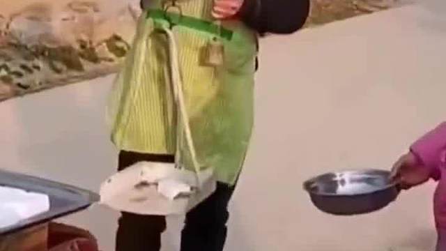 男子你爱吃臭豆腐不，我现场给你改