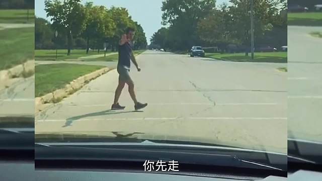 搞笑配音，完全演绎了行人和车主相遇后，内心的状态