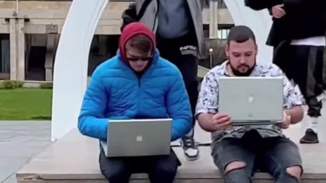 把电脑直接搞水里头了