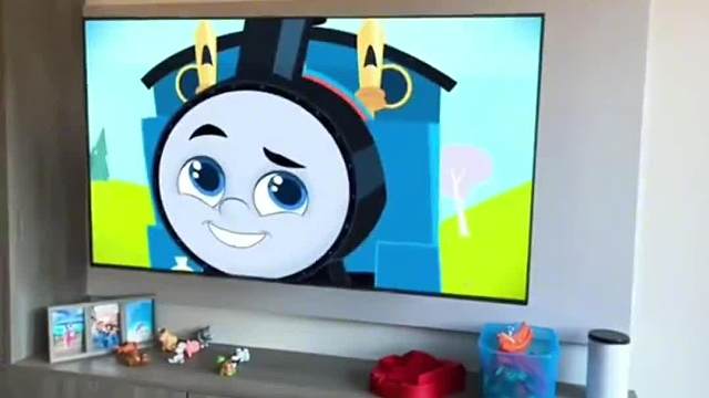 把电视里的火车拿出来了