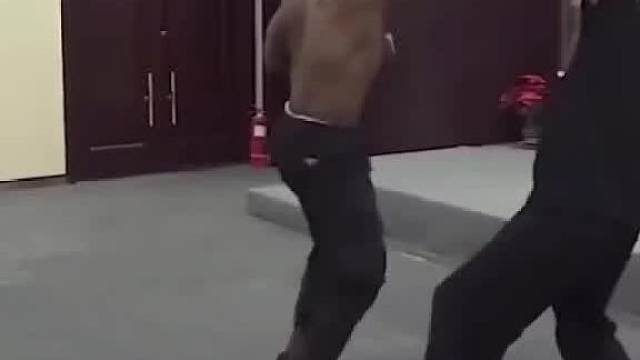 大爷：我就一招，先报上年龄