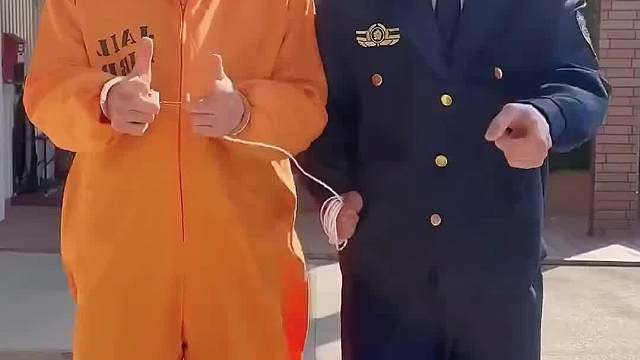 保安发现地上有零食