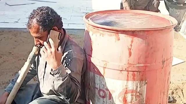 把我朋友手机偷走了 藏在桶里找不到我