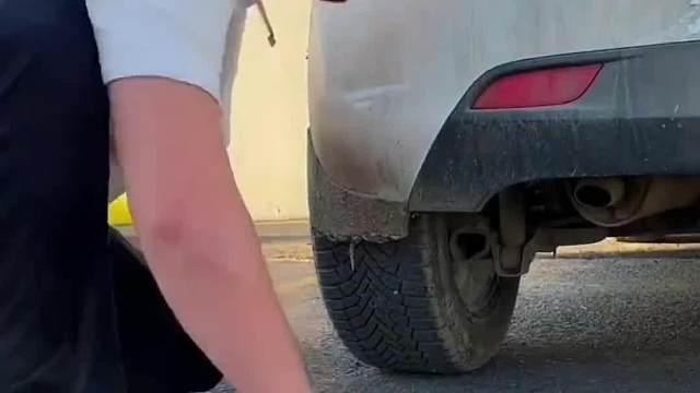 把汽车排气口堵上了