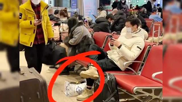 街头魔术师反扒高能场面是魔术表演还是扒手转正，群众懵圈