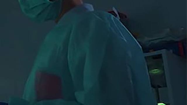 女人的耳道内藏匿巨型虫卵，吸出后医生都惊了。#采耳 #掏耳朵 #解压  #不可思议