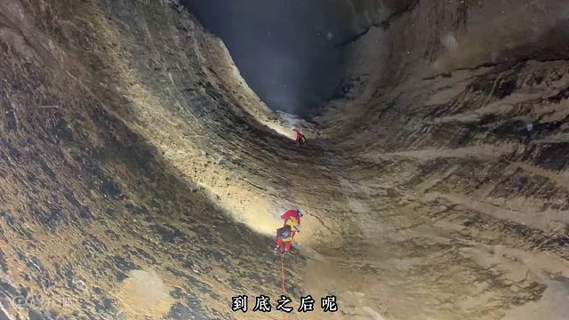 小伙胆子大得不一般，挑战600米通天竖井发现古城遗迹和金色矿脉，那些城墙堡垒会不会是外星人的建筑杰作