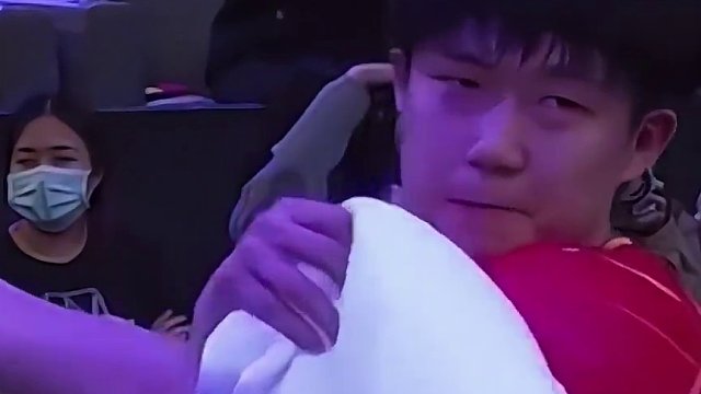 #空有人间自由身 #大潞 一日五赛的王楚钦赛后累到蹲在地上，他不愧是新一代国乒劳模！#王楚钦