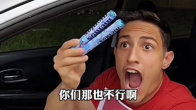 用黄瓜测试车窗力量，直接给美女吓蒙了！#看一遍笑一遍 #这操作都看傻了 #万万没想到 #老外真会玩 