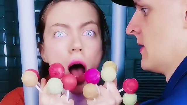 为了能偷吃到保安糖果，假装把牙齿弄掉！#看一遍笑一遍 #搞笑视频 #搞笑配音 #搞笑