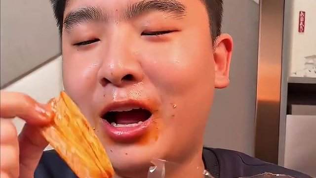 能吃辣的宝子一定要试一下这个爆辣豆卷！很香很过瘾！#好吃到停不下来 #零食推荐 #追剧小零食