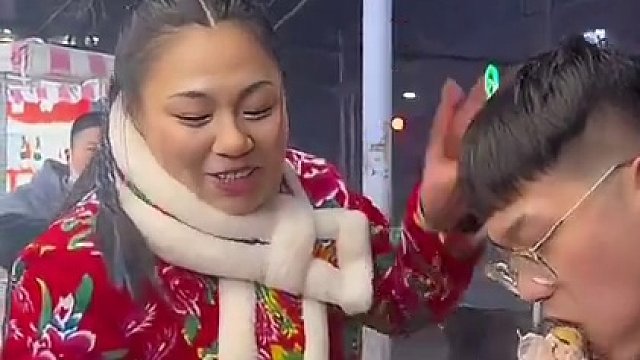 小哥哥挑战成功！✌️#户外直播 #夜市里的烟火气 #街头挑战