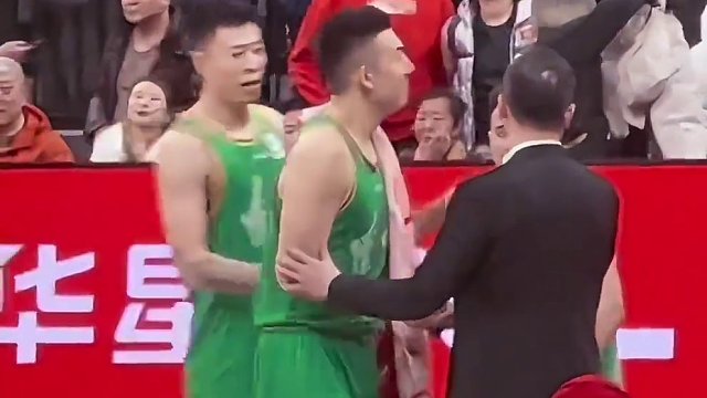 刘维伟指导赛后夸赞了辽篮的主场也肯定了继伟的能力！辽篮众将赛后也主动找刘导握手！最后欢迎刘导回家！#