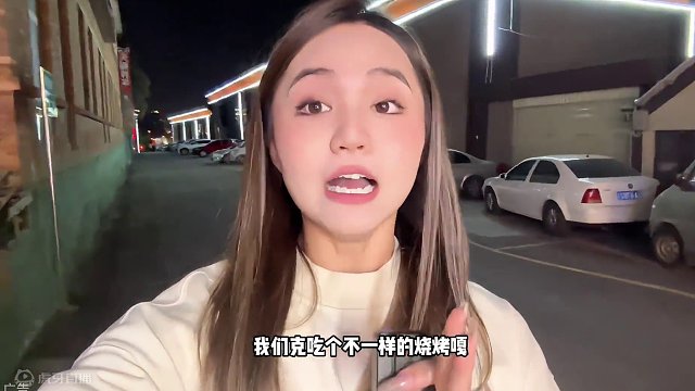 #昆明 快叫上你的姐妹一起吃烤肉～#体育生 #肌肉男 #本地美食 #音乐酒吧