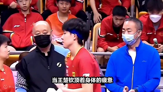 王楚钦为球迷签名7分钟，多哈的人气小王子#国乒 #王楚钦 #多哈 #人气爆棚 #了不起 #拿球说话 