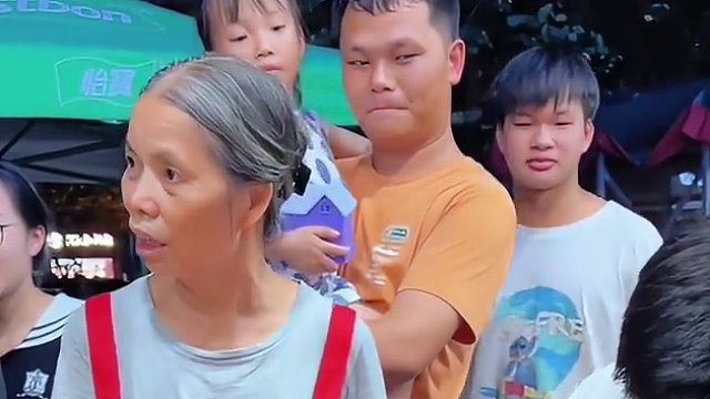 马山帅哥要1分钟吃完阿姨的螺蛳粉!!要拿走5000块？#螺蛳粉