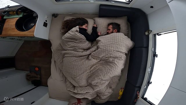 这才是这资格的极品夫妻，跑到暴风雪区域，窝在大房车里享受奢华 #房车日记 #房车旅游