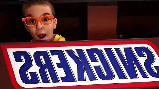 小男孩吃巨型巧克力，结果被老妈一顿呵斥！#看一遍笑一遍 #意想不到的结局 #脑洞大开 #老外真会玩 