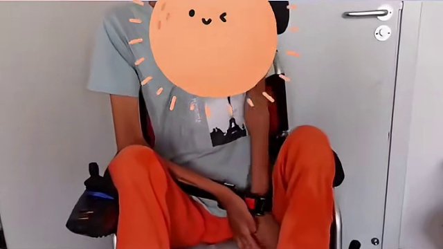 肌纤维颤动症(Myoclonus)是一种罕见的运动神经元病，会导致肌肉不受控制地颤动。它可能是由基因