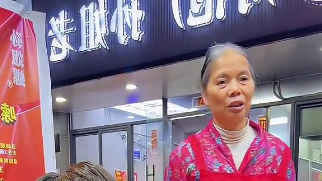 安徽美女挑战阿姨螺蛳粉！你们觉得他能挑战成功吗？#螺蛳粉