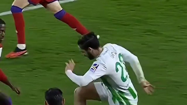 与卡尔德隆雨夜像不像？#足球