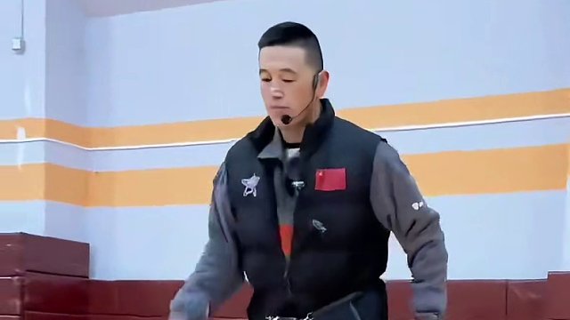 #篮球 #日常训练 #一分钟干货教学 
战绳强化运球脚步
｜运球左右横移跳跃
｜Inout行进刺步晃