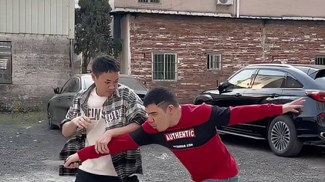 实在跑不掉了就一招制敌，你会了吗？#防身术[话题]##一招制敌[话题]# #女子防身术[话题]#