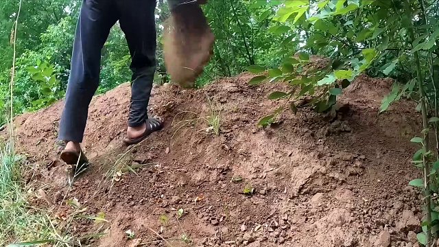 杰姆正要搭建好卧室，结果出了意外#野外生活 #地下庇护所 #解压