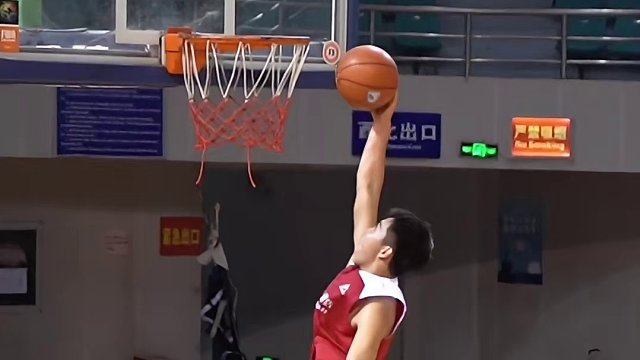 柏曼酒店队 大化扣篮王2号陆锋 在第三节最后几秒 接到队友妙传后 腾飞扣篮
2024年河池市“酱客酒