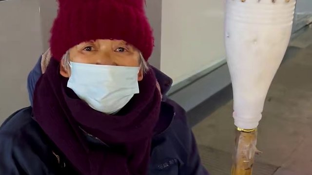 在上海街边遇到一位卖糖葫芦的老奶奶，听了老奶奶的故事很心酸#冰糖葫芦 #街边小吃 #街边美食