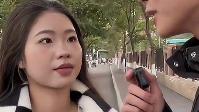 为什么00后这么多恐婚的呀 是因为年龄还没到吗？#00后 #00后婚姻观是什么样的 #婚纱 #街头采