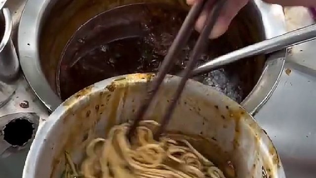 挑战花两元吃遍学校路边摊，嘎嘎香好好吃哦！吃不完根本吃不完！！#路边摊美味 美食推荐官 #街边