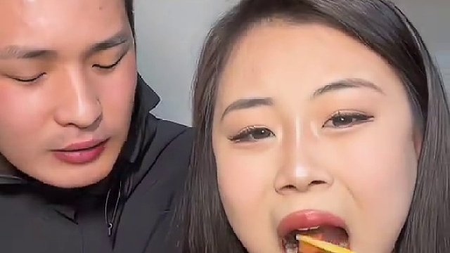 今天来个曹氏鸭脖特辣！没想到最后比的是嘴硬……#情侣日常 #曹氏鸭脖 #深夜放毒 #特辣曹氏