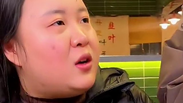 胖妹邀请忠实粉丝姐姐一起品尝泡椒米线，鲜辣酸爽太好吃了#妈呀太香了 #重庆美食 #这一碗好过瘾 #无