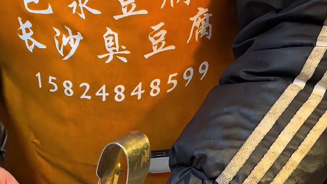 上阵还是父子兵！#刮刮乐 #街头的烟火气氛围太足了 #深夜放毒系列之让你饿的睡不着 #路边摊美味 #