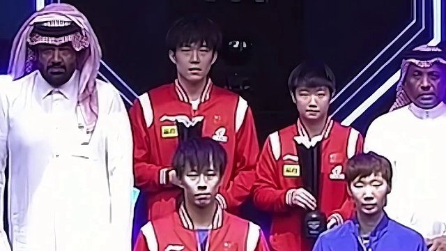 莎头组合捧起混双冠军奖杯，来之不易啊！#王楚钦 #孙颖莎