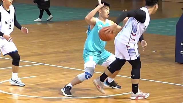 金城江区东江镇队7号韦家威 抢断后再送上一记绝妙助攻
2024年河池市“酱客酒·迎春杯”篮球赛暨金城