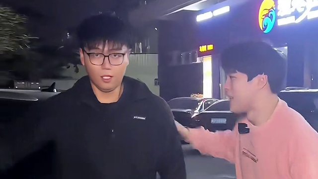 阿疯惨遭狂横老板套路 两人较上了劲#三文鱼 #自助餐 #海鲜美食 #自助餐套路能有多离谱 #美食趣胃