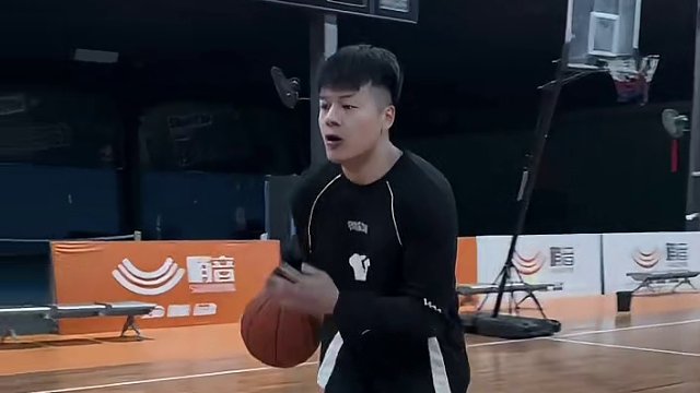 #篮球 #篮球技巧教学 运球过人时没有节奏？把这个小技巧练会再试试呢！
