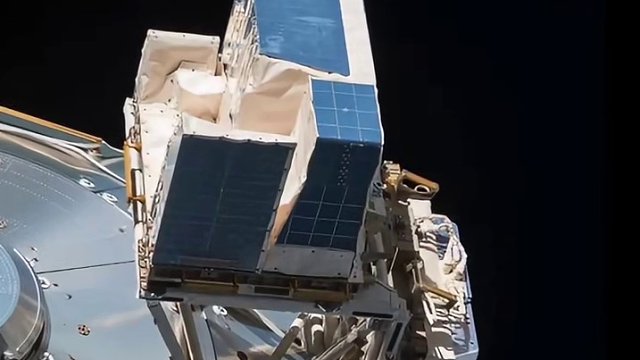 国际空间站上的相机，最近拍摄到神秘“蓝色闪光”，是时空通道吗