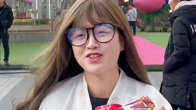 你还吃过哪些上头的零食，评论区告诉我，我找路人尝尝#随机折磨一位路人 #整蛊路人 #奇葩挑战 #零食