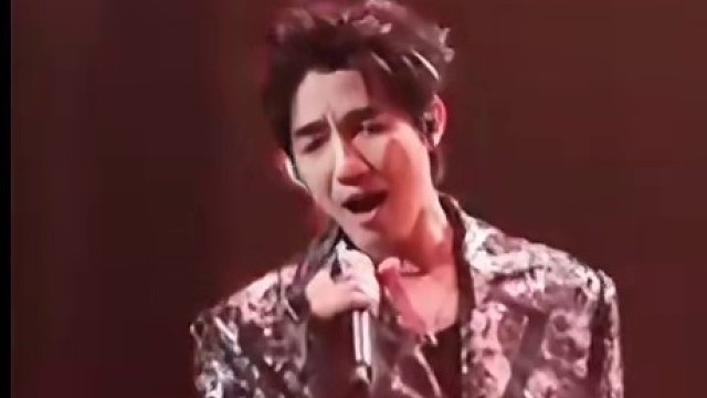 #陈楚生 昨晚长沙演唱会上和#王栎鑫 合唱《#他不爱我》梦回披哥舞台！两人对唱版互相飙歌，简直太过瘾